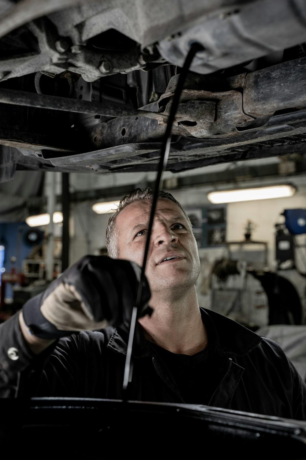 Mecánico trabajando bajo un auto