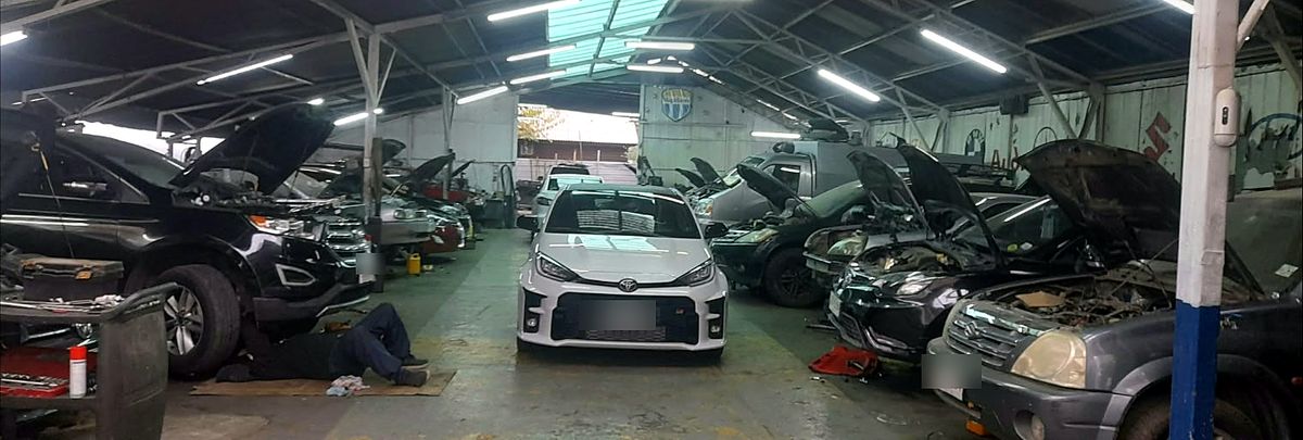 El equipo trabajando en varios autos