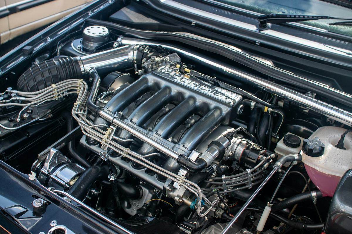 Motor de un auto con el capó abierto